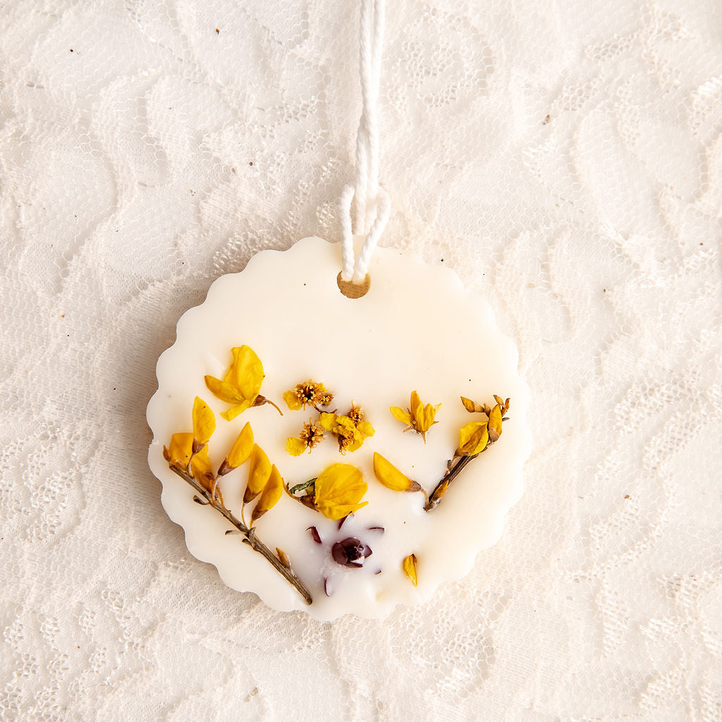 Small Aroma Wax Sachet Spiced Honey circle shape with scalloped edges